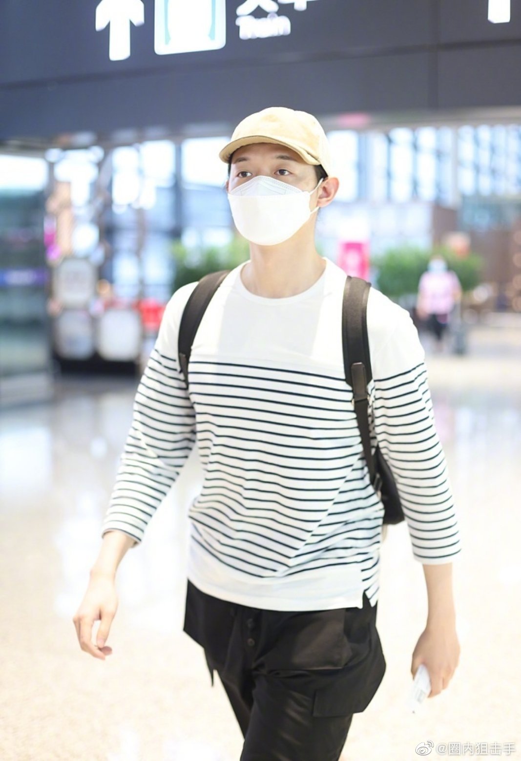 霍尊风波后在机场现身还看到和粉丝主动挥手打招呼