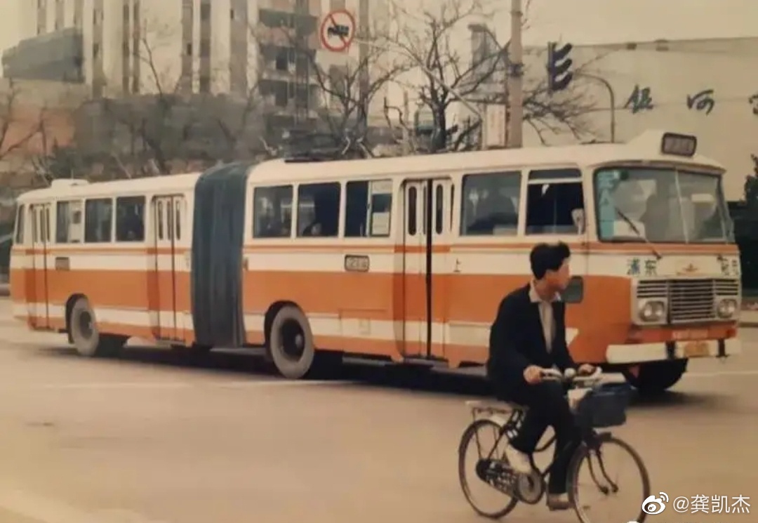 80年代上海的巨龙公交车,这是一代人的记忆~~~你坐过吗?