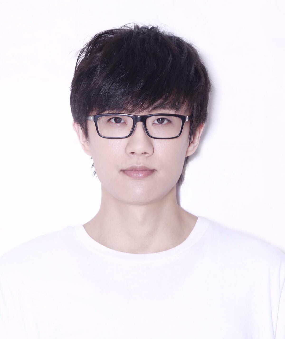 之前歌手许嵩的照片差点被粉丝玩坏,不过这张照片看着确实像证件照