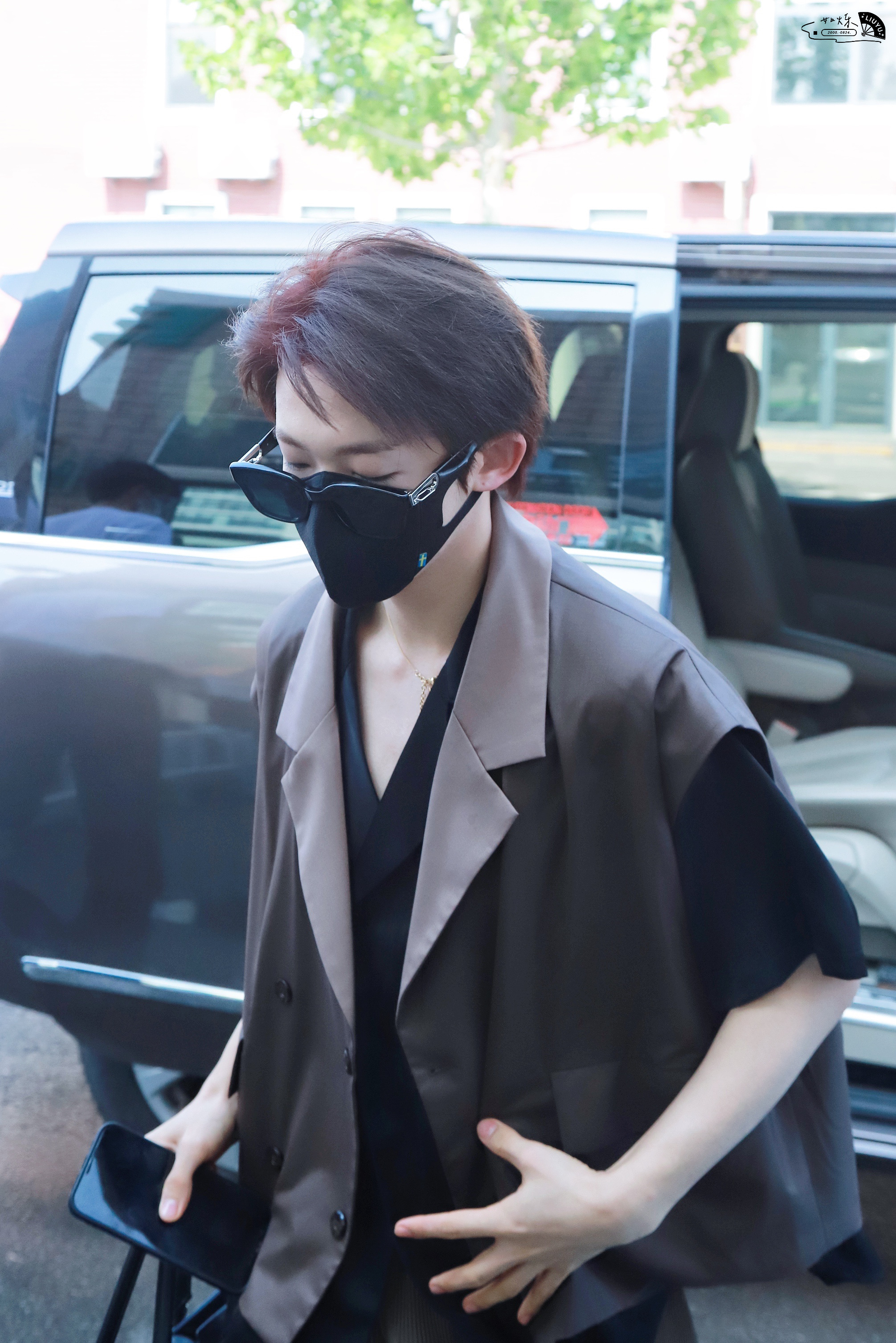 1 / 9 刘宇上班饭拍图头发还有一些暗红发色 平平