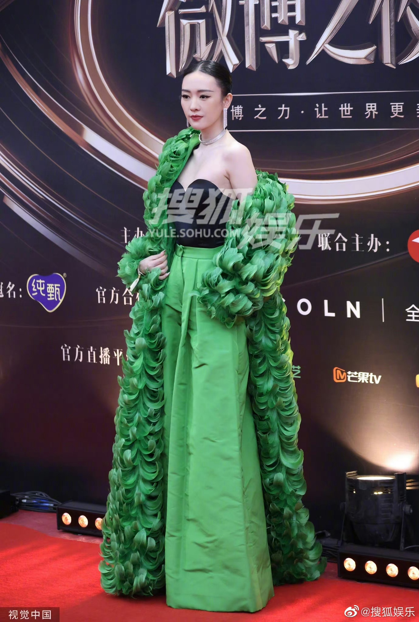 女明星红毯生图……__财经头条