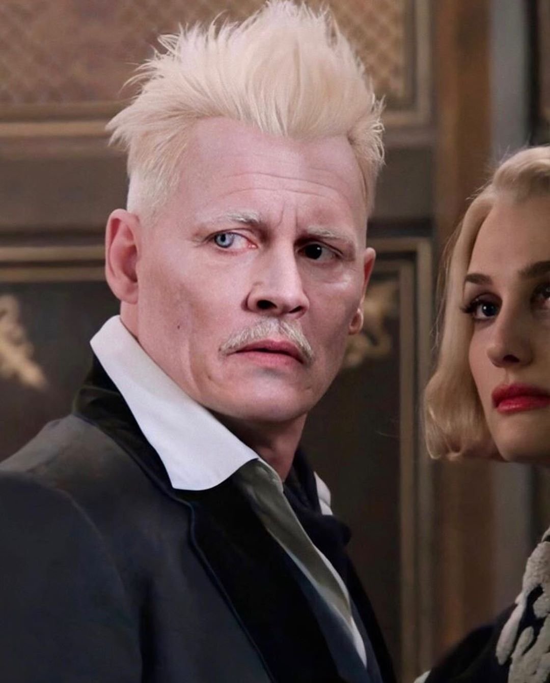 约翰尼·德普在神奇动物3一张假发照片,看来格林德沃将在第三部回归