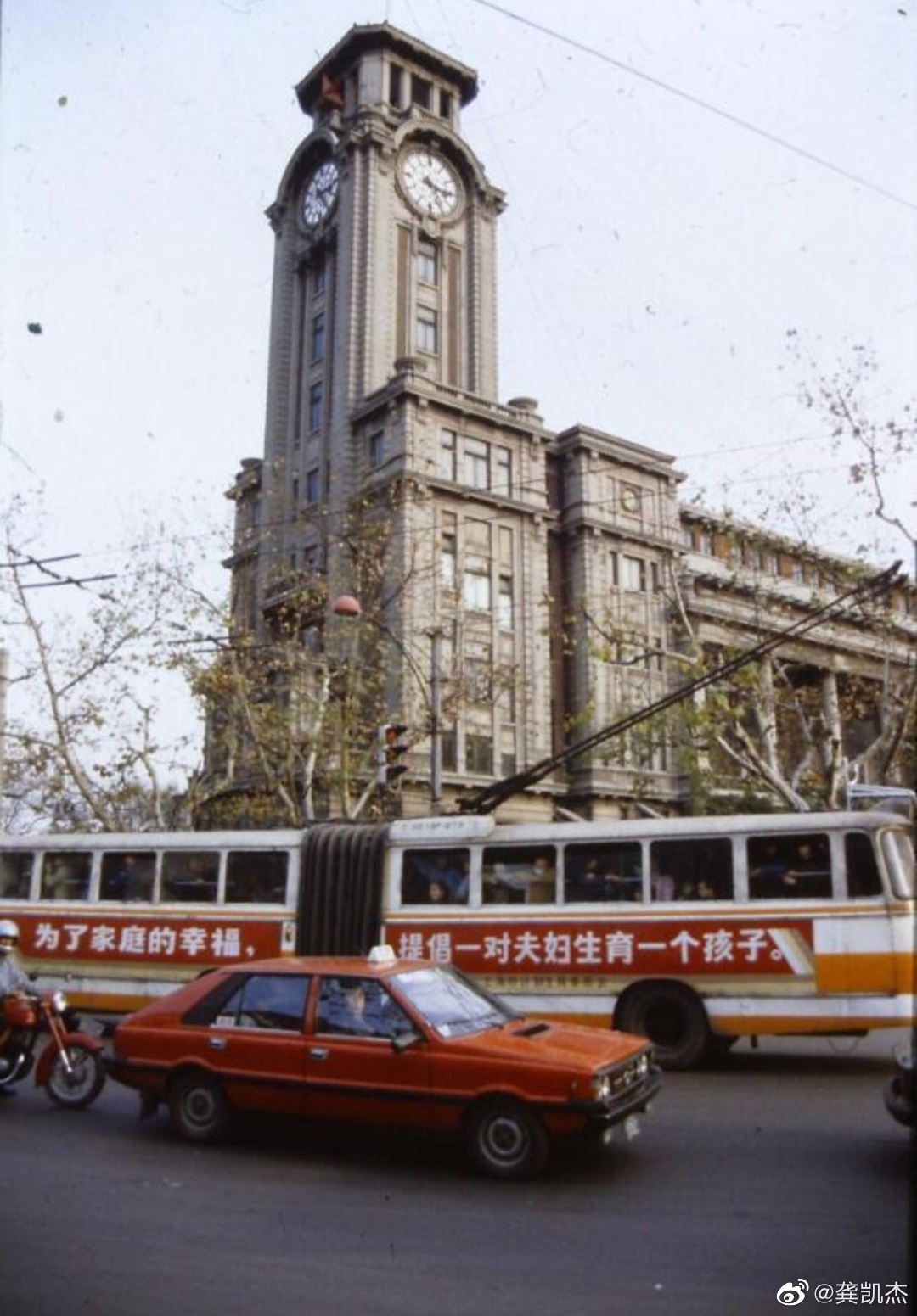 80年代上海的巨龙公交车,这是一代人的记忆~~~你坐过吗?