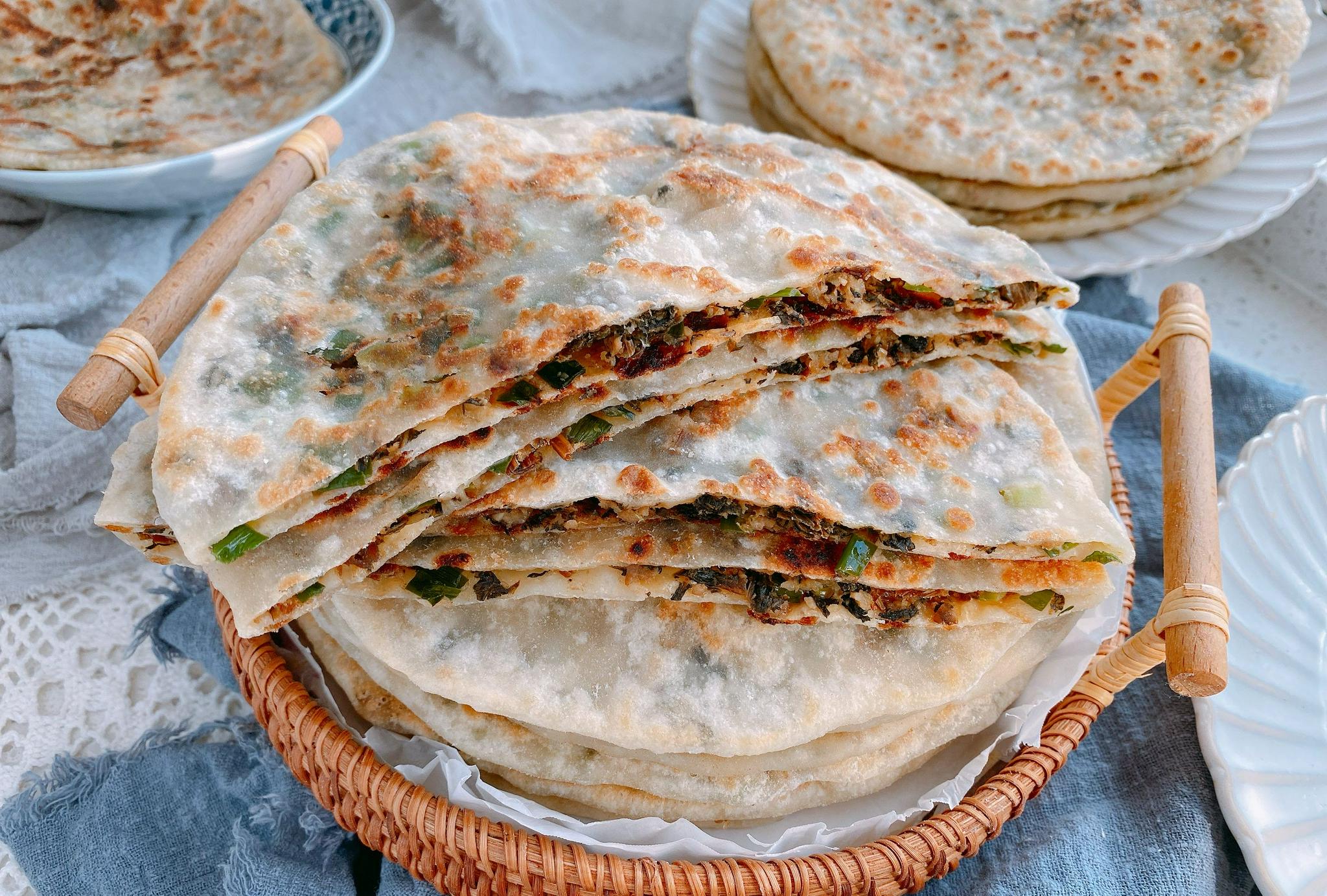 浙江美食梅干菜饼,几十年老配方,馅料咸香,饼皮松软凉了也不硬|浙江