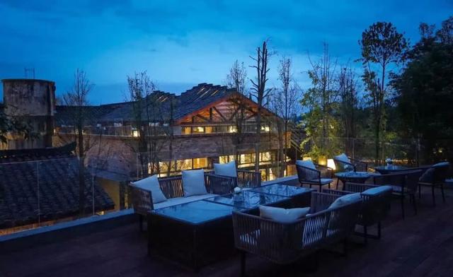 的鲜花绿植治愈我们的心灵,逛累了可以就近居住在古镇里的景时民宿