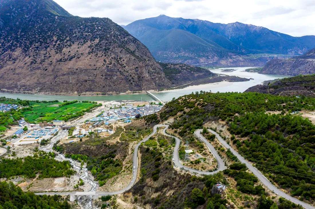 华能派墨公路全线建成