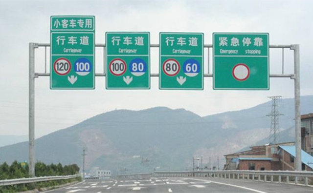 在超车道上车速120,后面有车闪灯,需要变道让行吗?