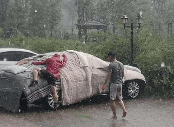 地下怕大雨，上面怕冰雹，车子被砸坏了，保险究竟赔不赔？