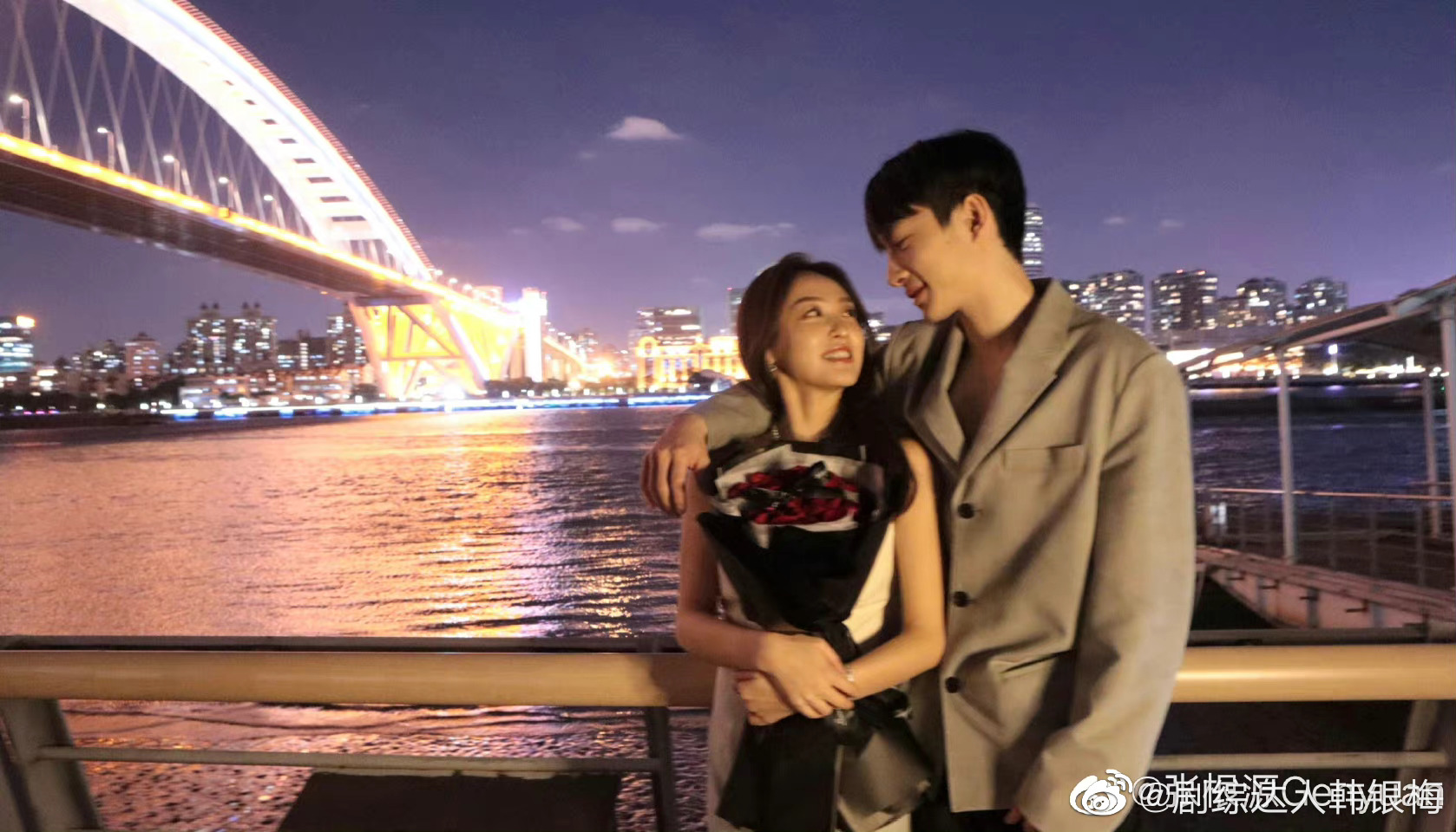 美国社会端极化