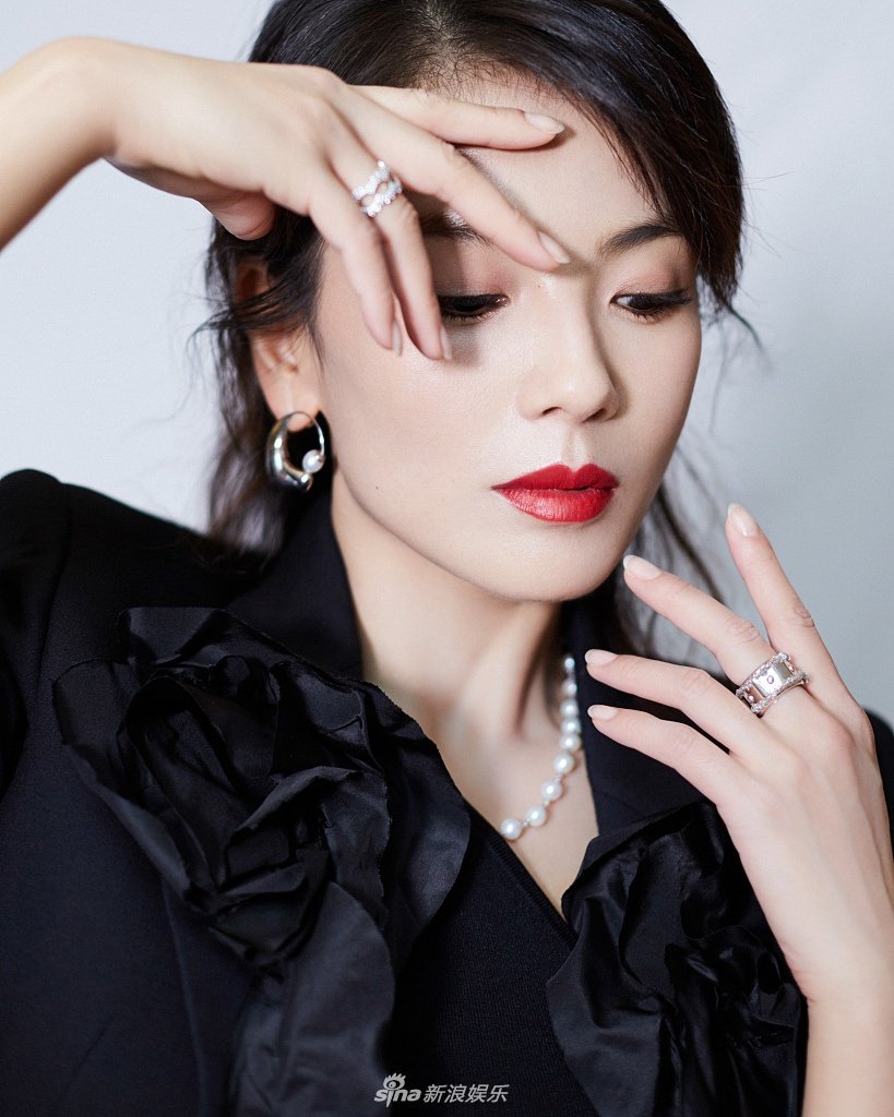 刘涛穿西装长裙拍写真秀身材 直盯镜头霸气浅笑又a又飒