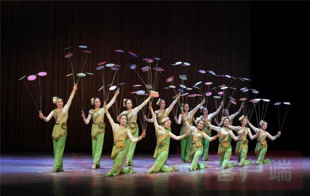 百戏杯"杂技优秀作品展演决赛中,开封市杂技团凭借《转花蝶》斩获金奖
