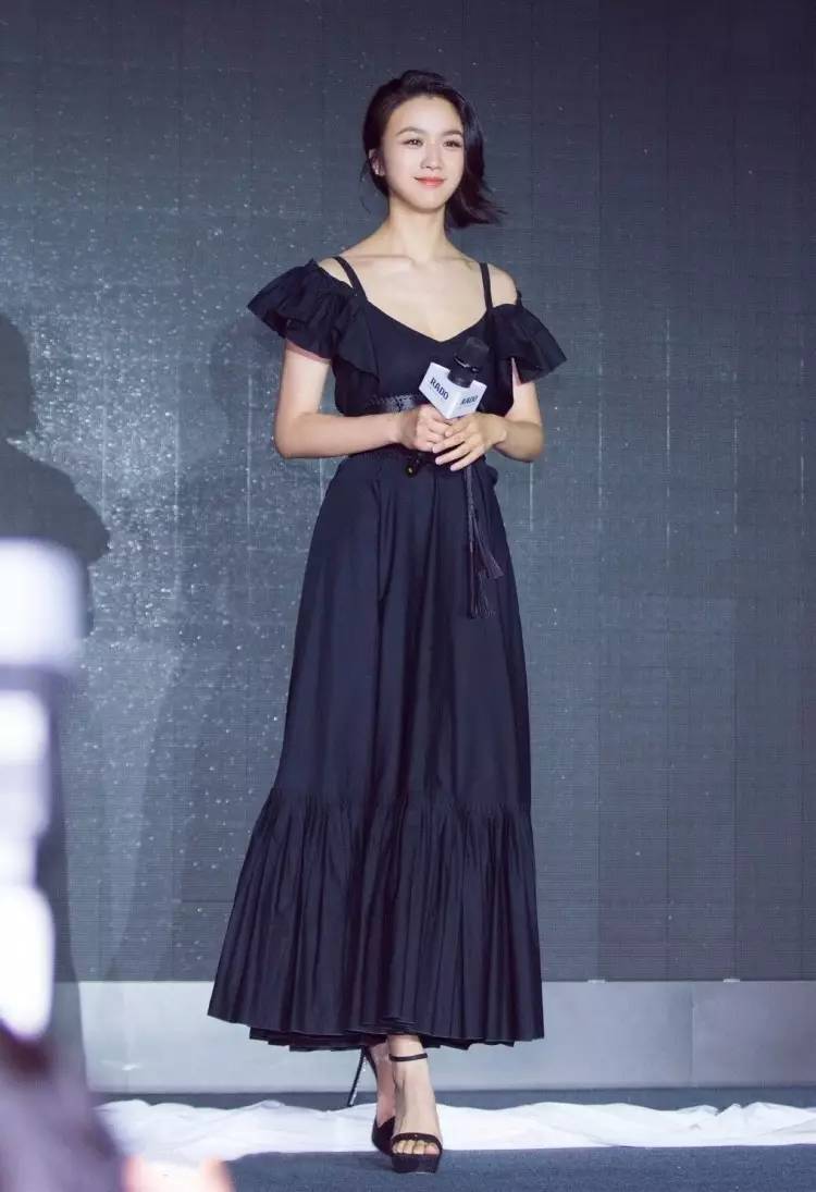 张子枫新造型，露肩衬衫配吊带裙清新甜美，却被溜肩身材拖了后腿休闲区蓝鸢梦想 - Www.slyday.coM