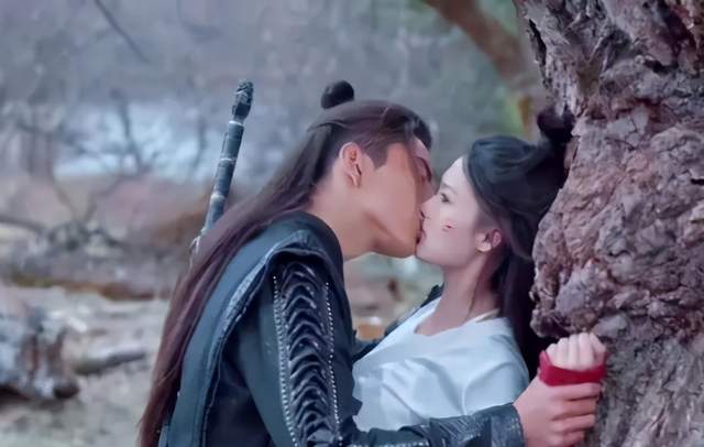 狼殿下"吻戏"像拔火罐?王大陆把李沁嘴巴亲到变形,引热议