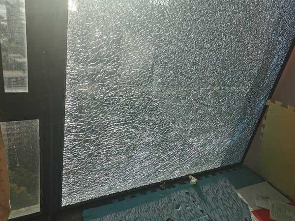 爆玻璃 有位网友分享他家的玻璃,无缘无故爆裂……__财经头条