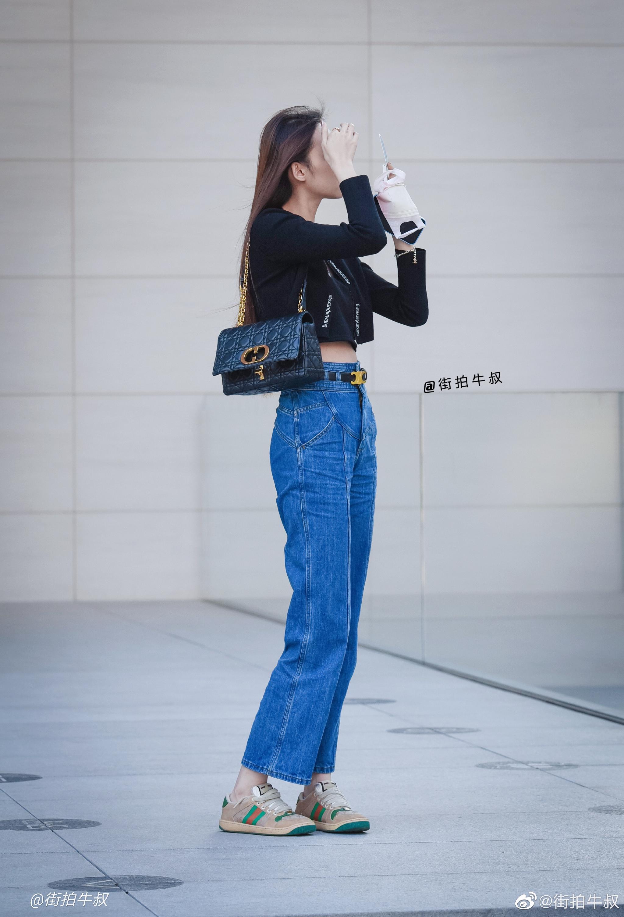 身材高挑的美少女穿着漂亮的喇叭牛仔裤出街