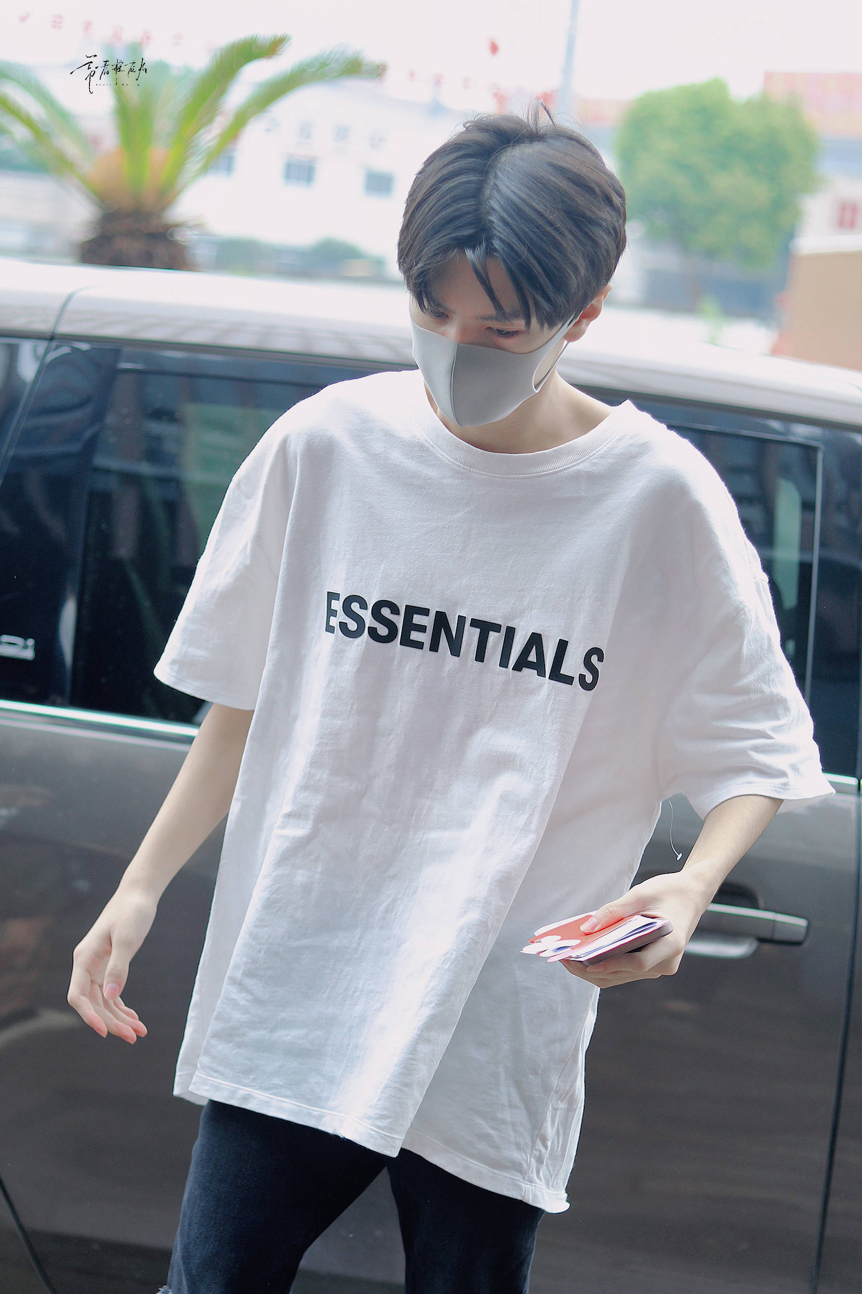 陈哲远上班饭拍简单白t的清爽大帅哥好瘦啊