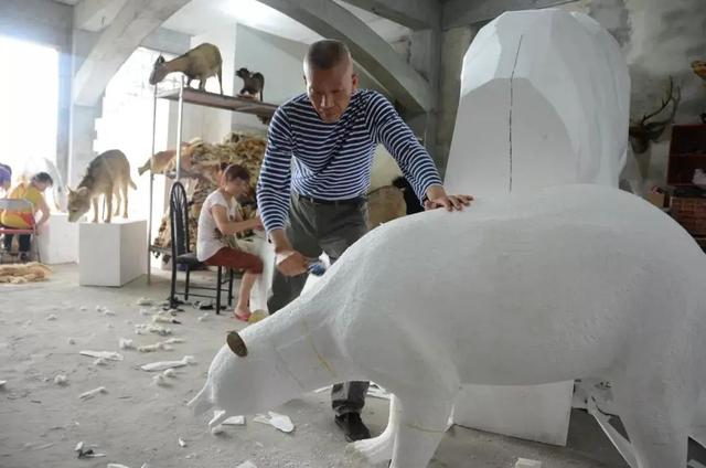 从这些动物题材中可以看出,蔡国强是个十分注重环境和动物保护的人.