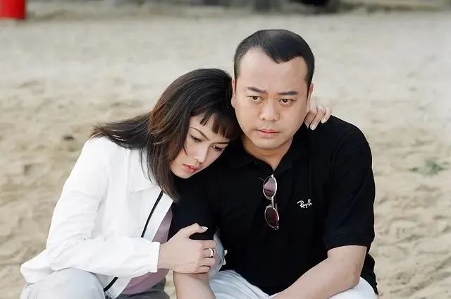 《陀枪师姐2》里,她是美术指导沈翘,貌美如花,思想开放,跟欧阳震华演