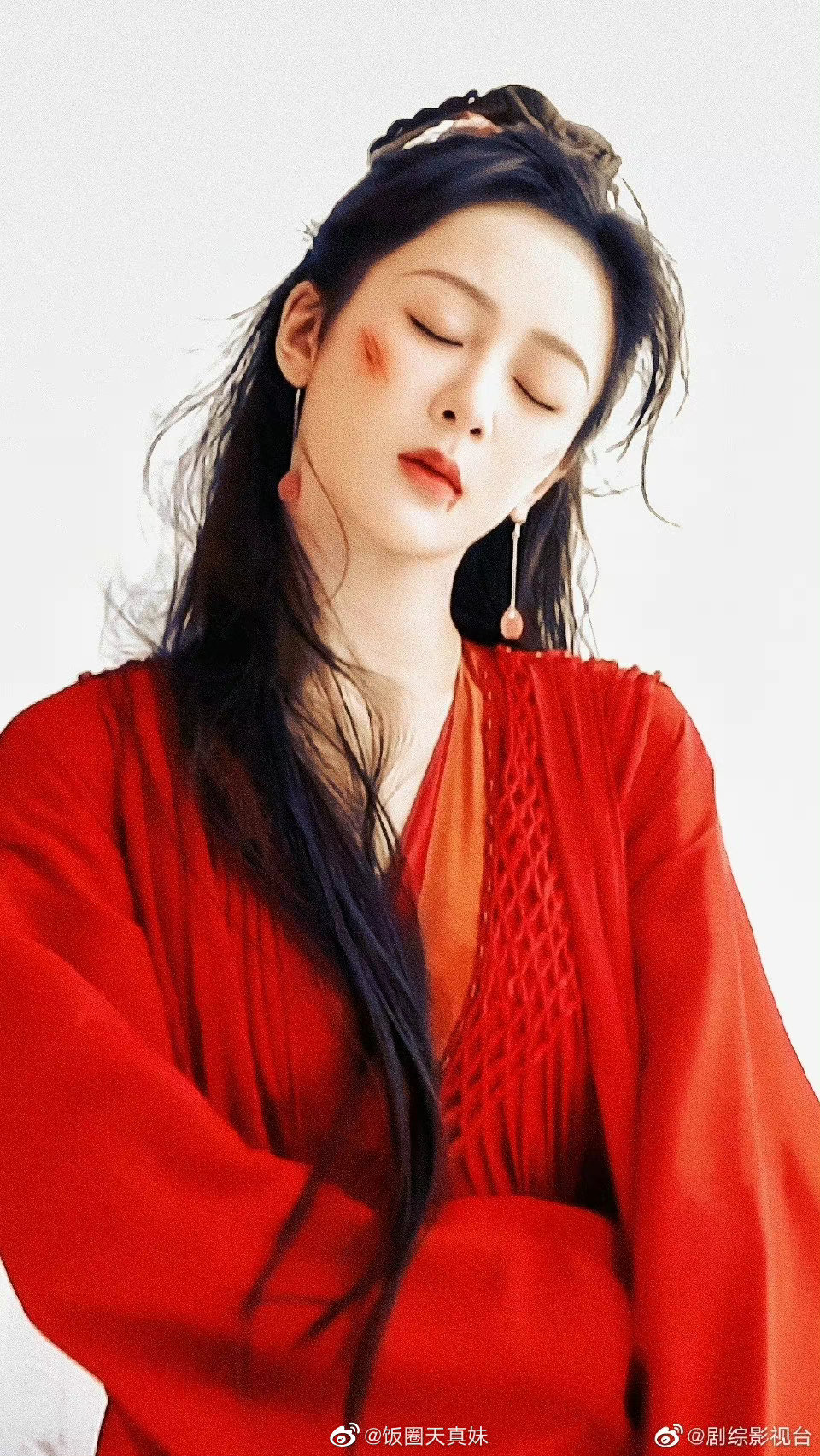 我不允许谁还没有看过杨紫在沉香重华中的红衣战损造型