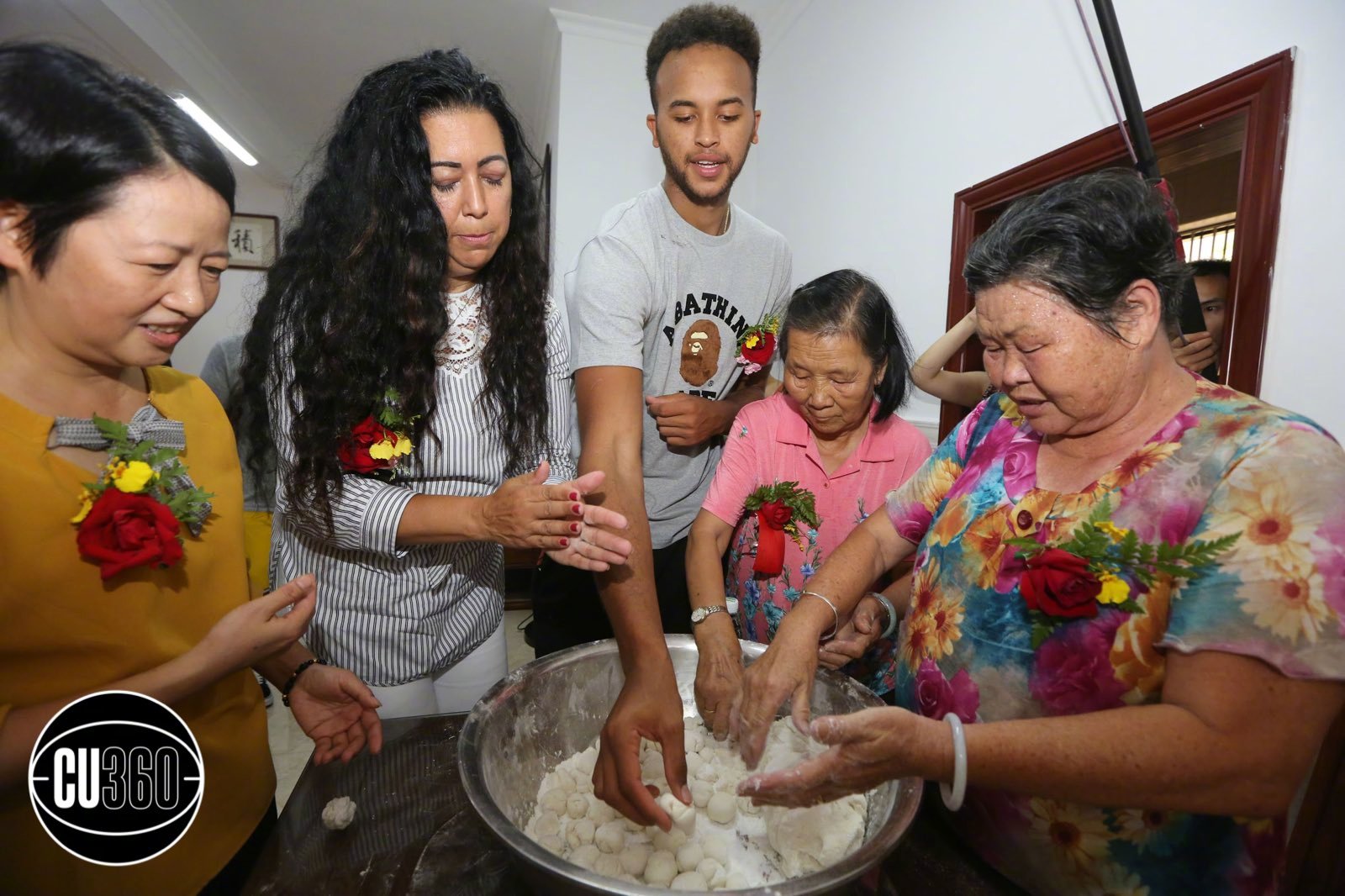 2018年，苏珊娜（安德森母亲）母子回到了新木新村……