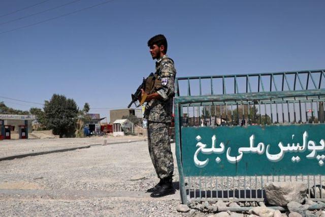 一名阿富汗警察在被塔利班武装包围的马扎里沙里夫郊区站岗(图源:外媒