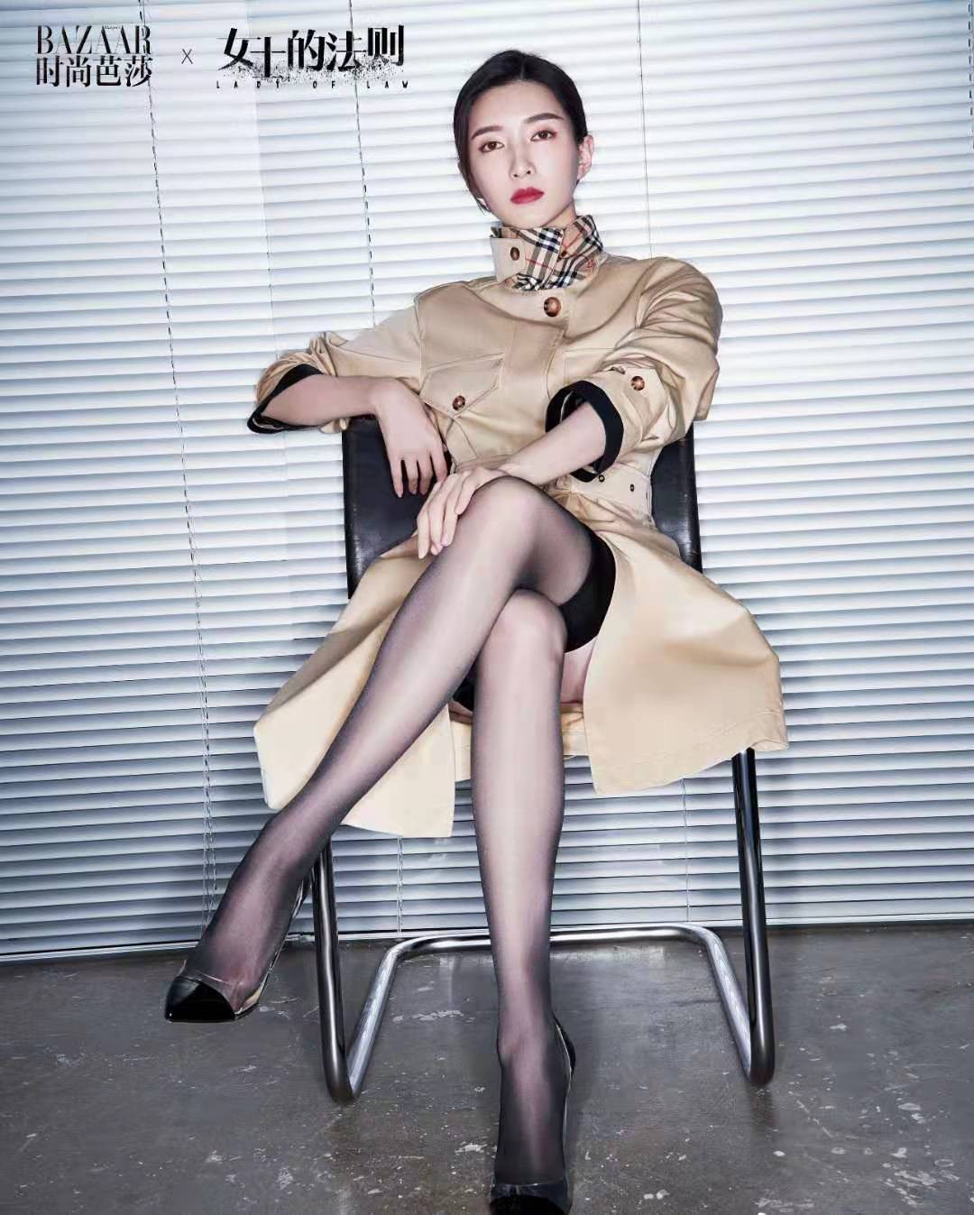 江疏影涂红唇演美女律师,与彭昱畅上演姐弟恋,网友:这腿绝了