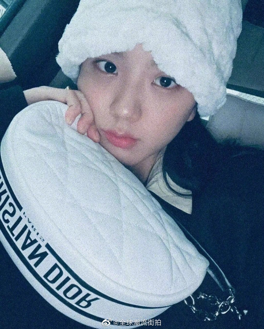 jisoo金智秀最新私服更新 黑色夹克搭配同色微喇裤……_高清图集_新浪