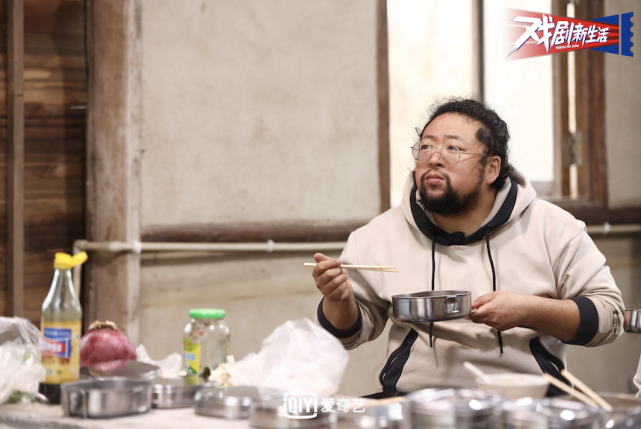 戏剧新生活吴彼精神食粮离得开物质财富吗