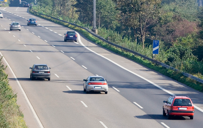 汽车看点 自媒体 正文6,会车 当行驶在山路上时,机动车在没有中间线