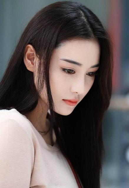 看张馨予十年前照片,才知道啥叫婚姻改变命运,一手烂牌打成王炸