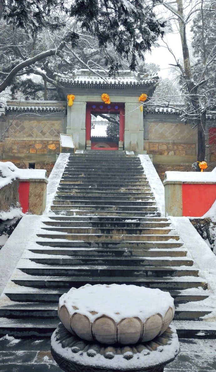 深山古寺雪纷纷