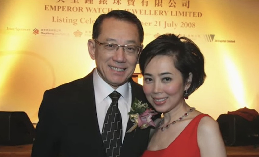 杨受成长女庆祝结婚30周年,献唱情歌讨丈夫欢心,女强男弱仍恩爱