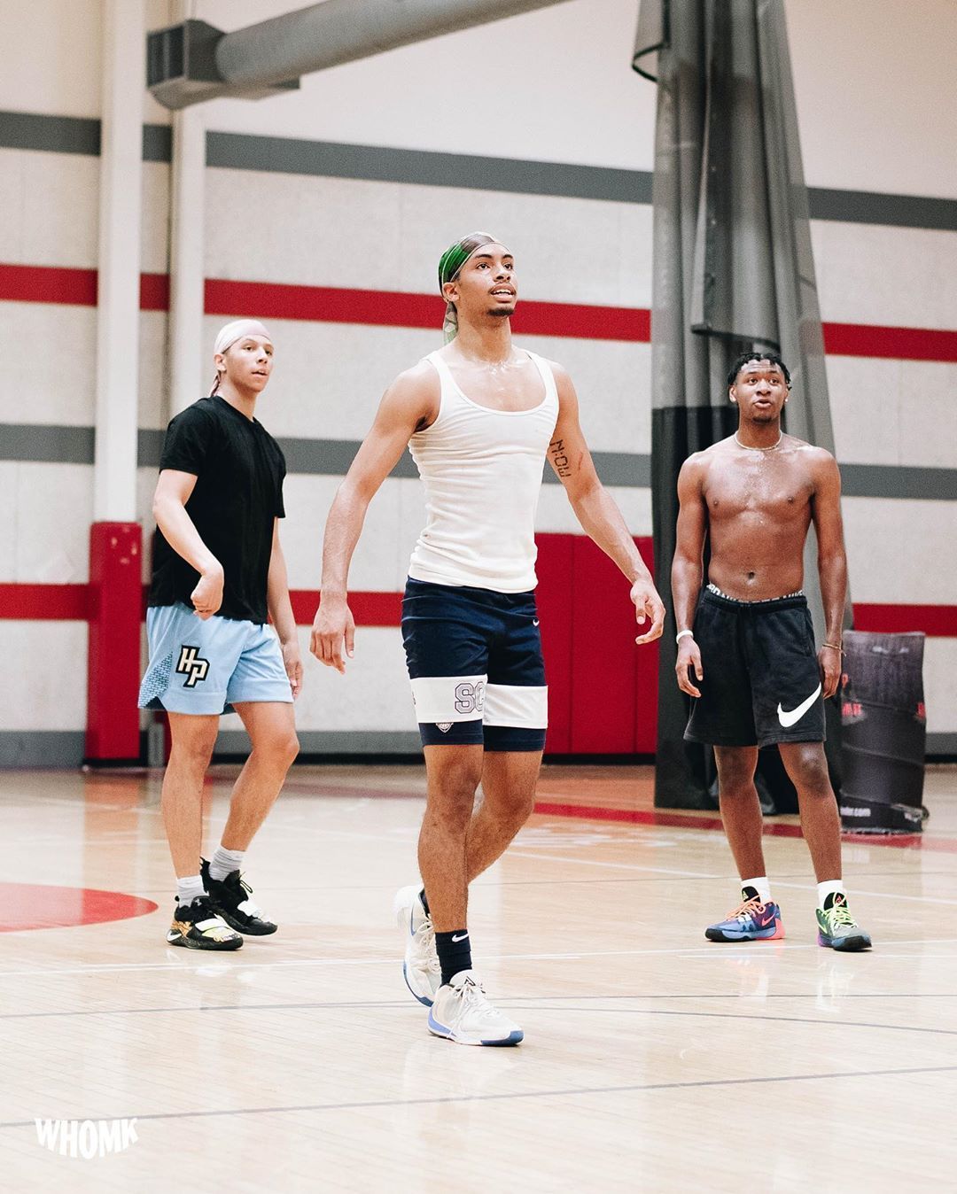 老詹的队友霍顿-塔克和小詹的队友贝利一块儿训练,梦幻联动啊!