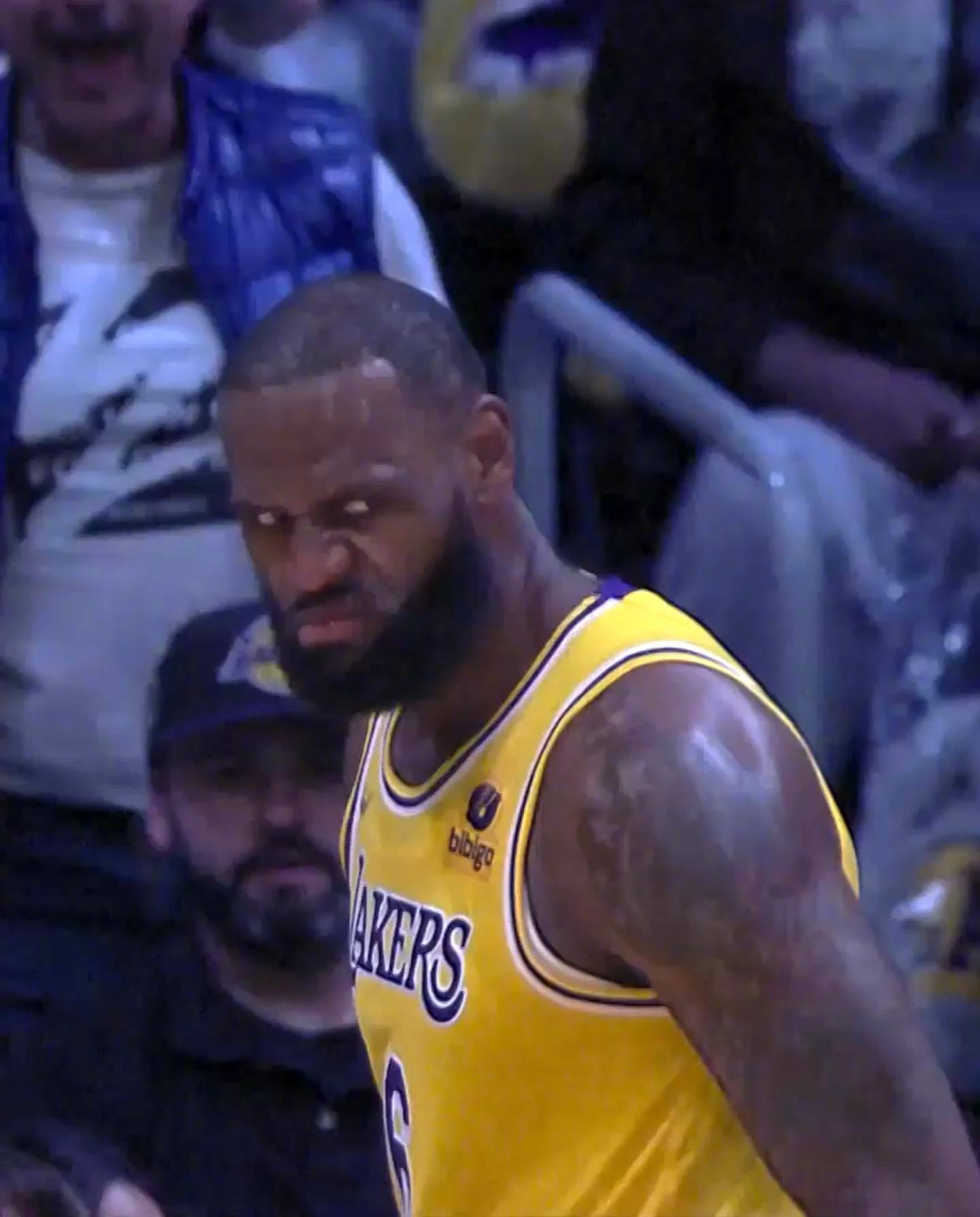 詹姆斯这个眼神!