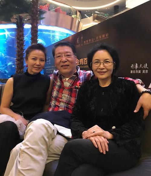 宋曉英66歲狀態真實,穿高領毛衣梳大媽頭,身上都散發優雅氣質