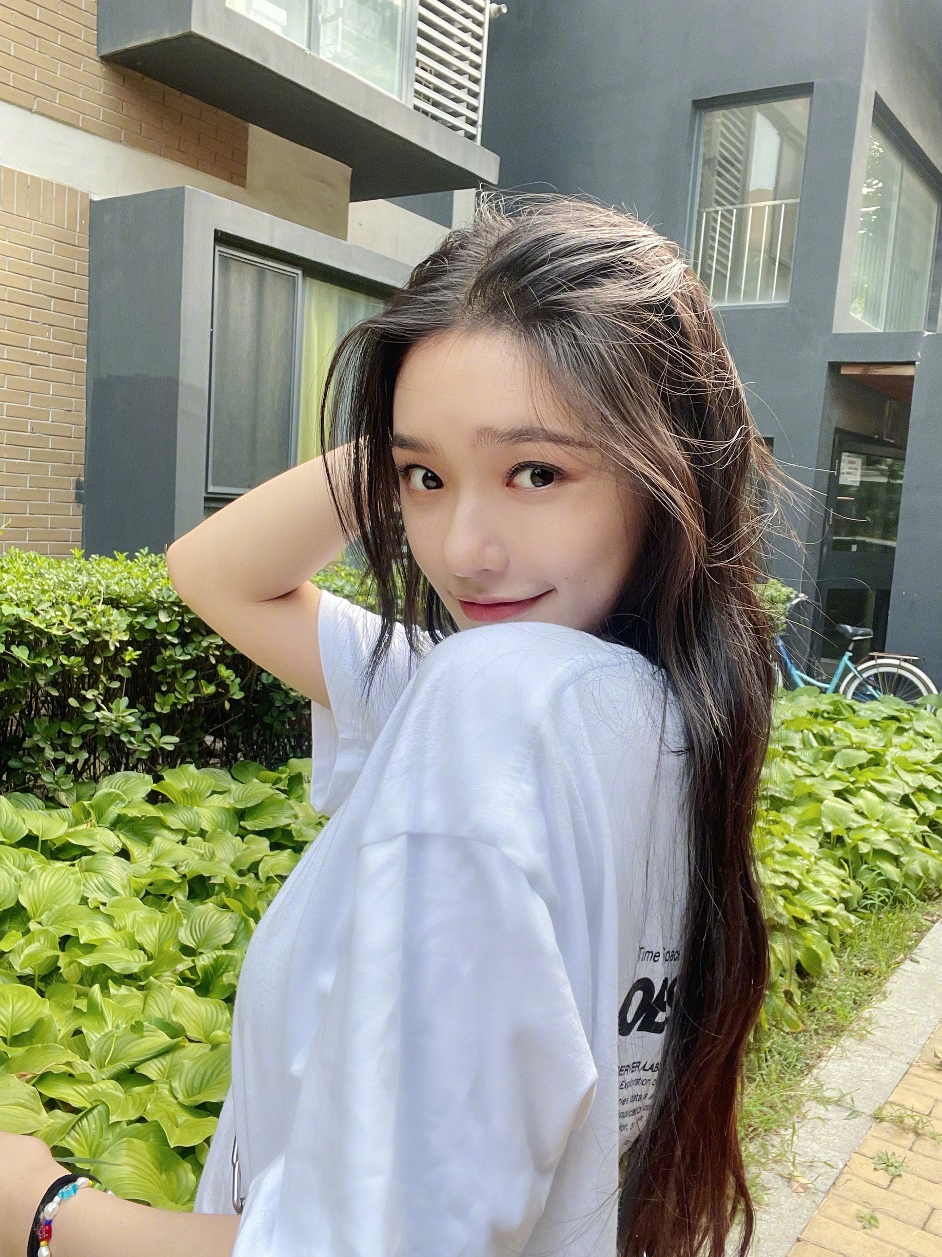 有媒体拍到,林允颜人中约会,颜人中还背林允,真的有被甜到