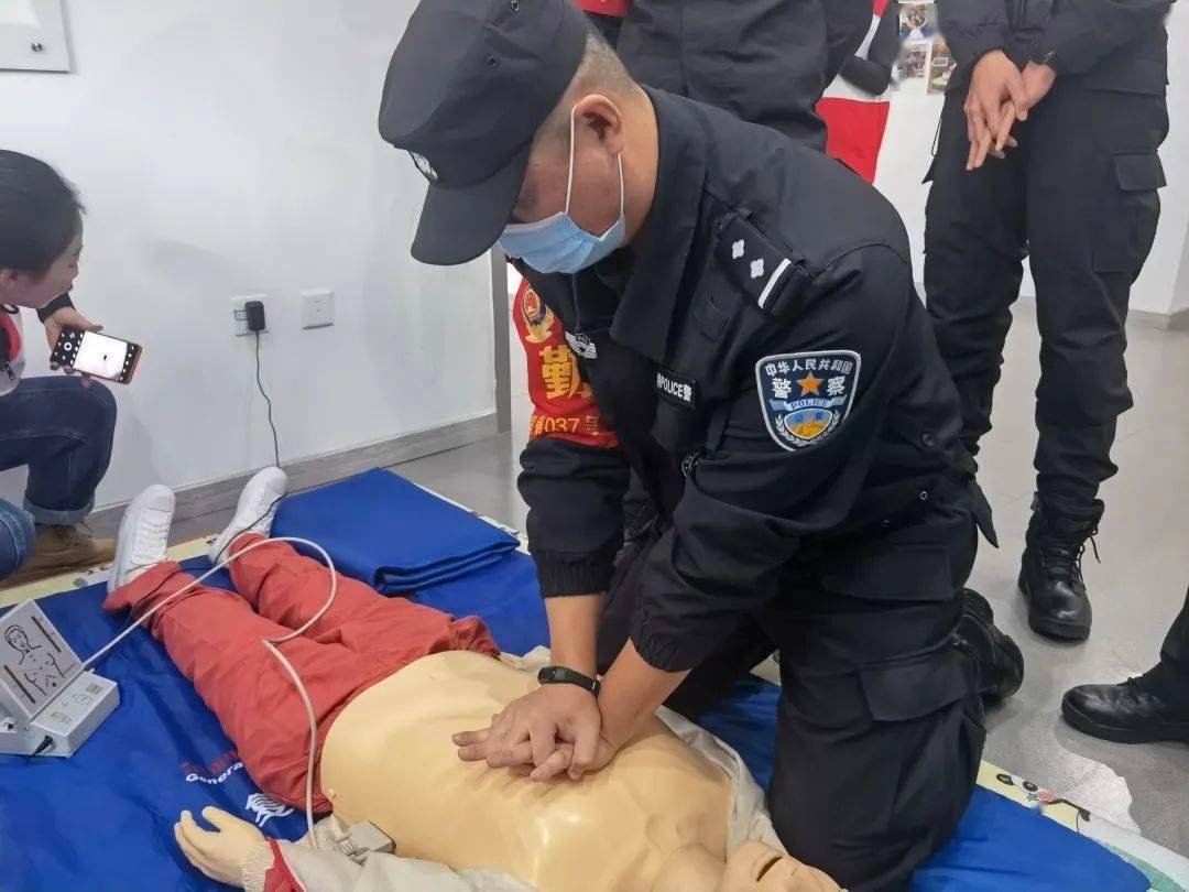市公安局特警支队开展现场急救技能专题培训|技能|急救|特警_新浪新闻