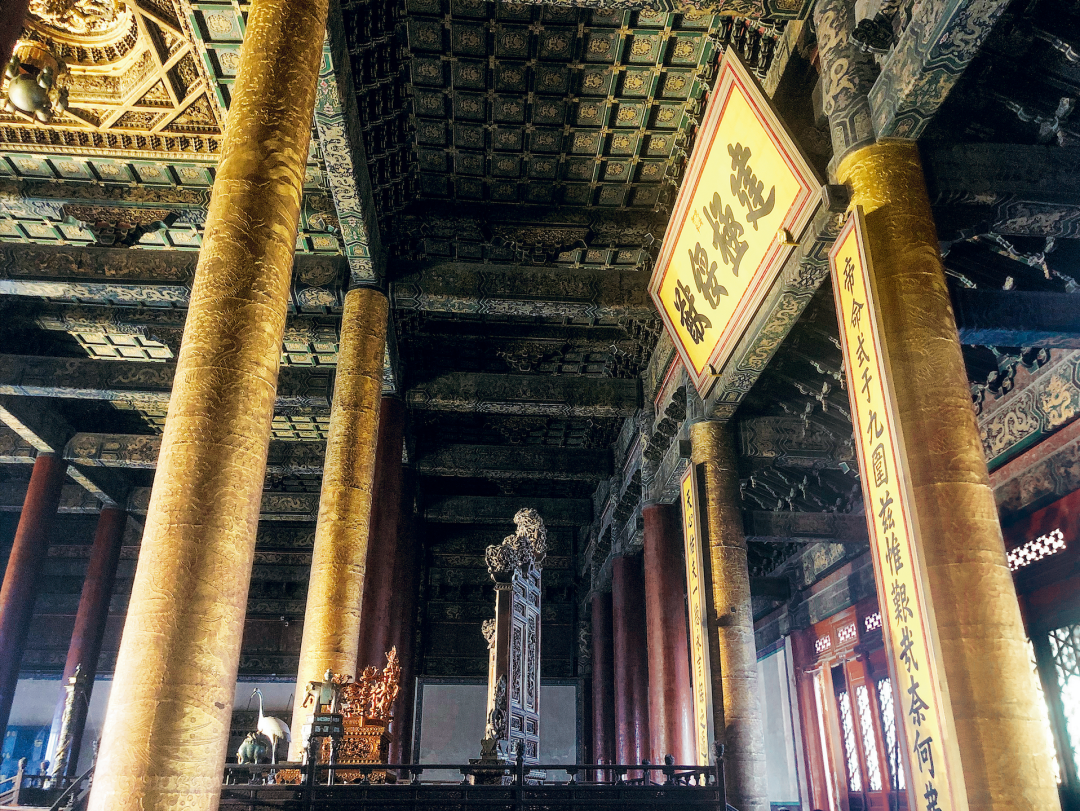 与此同时,30万张金箔从南京金箔厂运了过来,为外檐"换装";70多岁的老