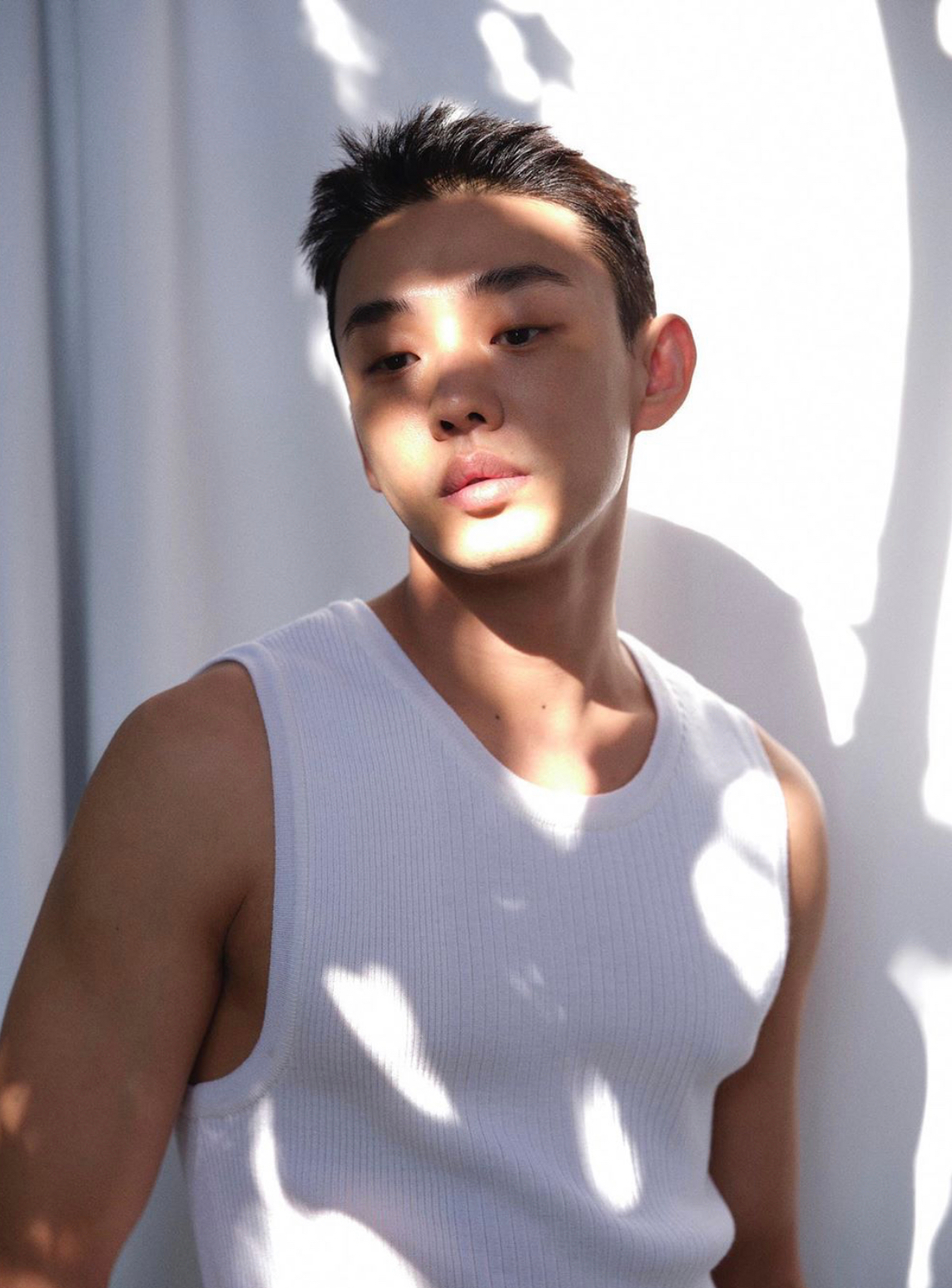 刘亚仁更新了ins清透的阳光洒在他身 上干净又舒服青涩的