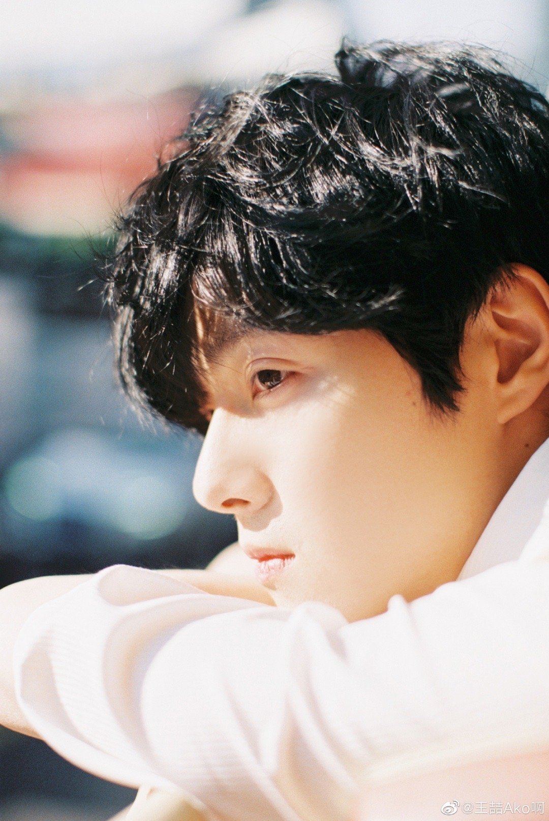 新岁伊始,王喆带来了全新生日写真大片,光影下,细腻纯粹