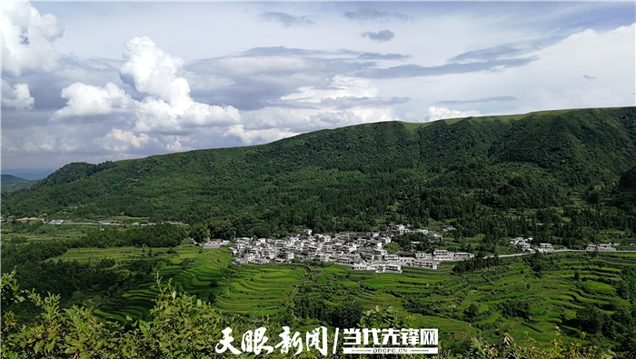 12月的一个周末,晴空万里的贵州省龙里县谷脚镇谷冰村又迎来了一波