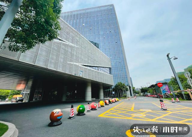 杭州街头的隔离墩都会卖萌了?叮当猫、皮卡丘、愤怒的小鸟……原来是他们画的休闲区蓝鸢梦想 - Www.slyday.coM 杭州街头的隔离墩都会卖萌了?叮当猫、皮卡丘、愤怒的小鸟……原来是他们画的休闲区蓝鸢梦想 - Www.slyday.coM