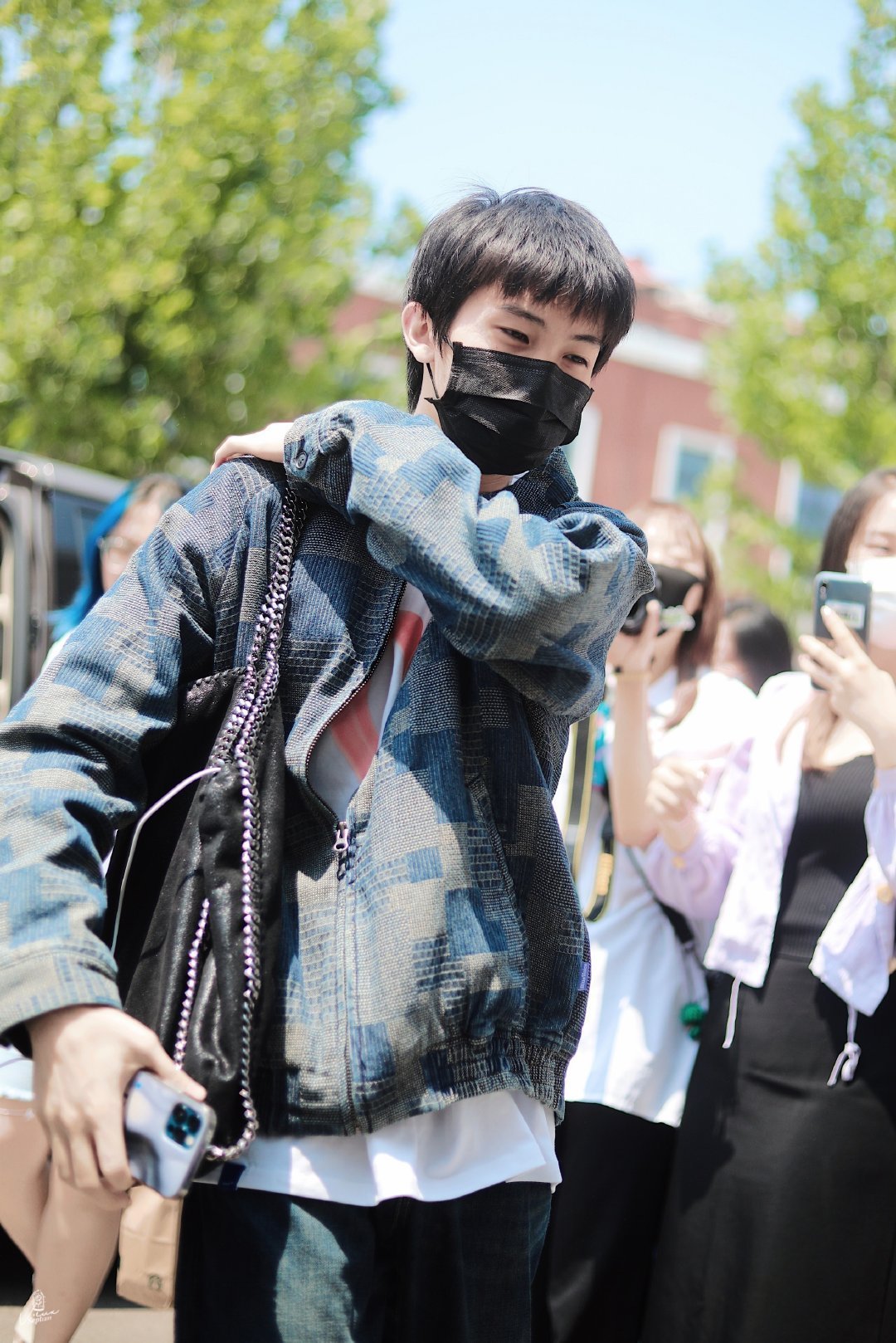 林墨上班饭拍~ 墨墨的造型清新又简约,男大学生上班辛苦啦 !