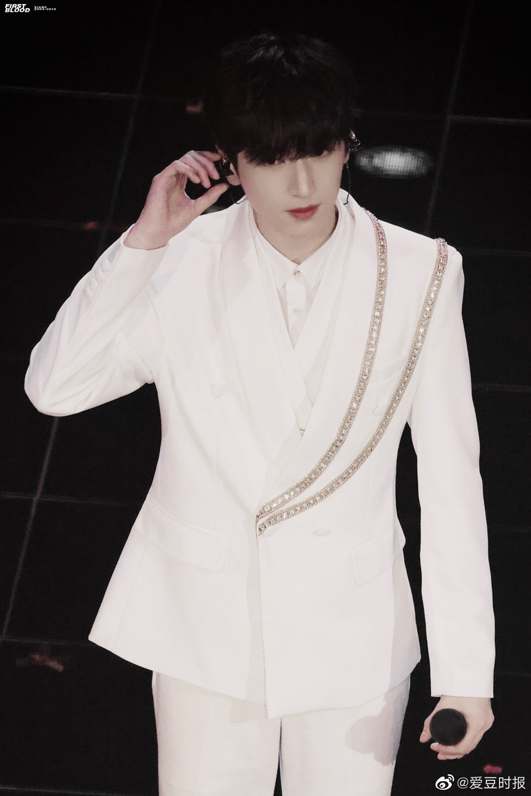 严浩翔礼仪教养满分,彩排结束给工作人员鞠躬