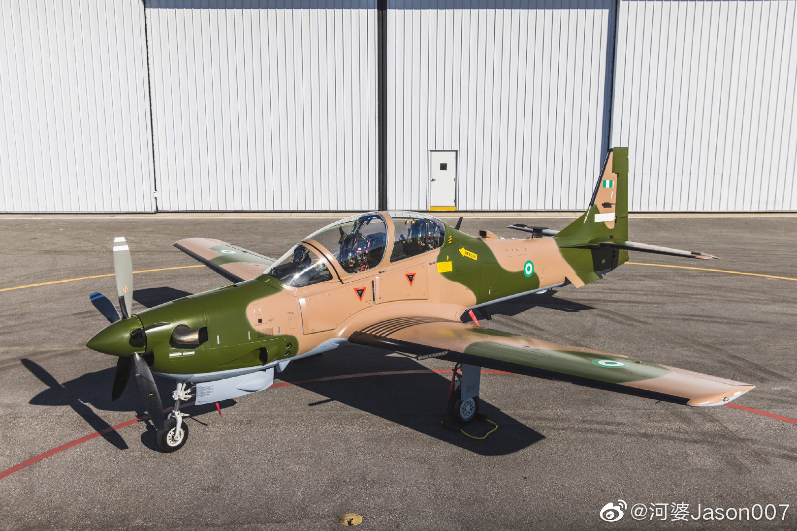 尼日利亚空军a-29"超级巨嘴鸟"轻型攻击机的丛林迷彩涂装