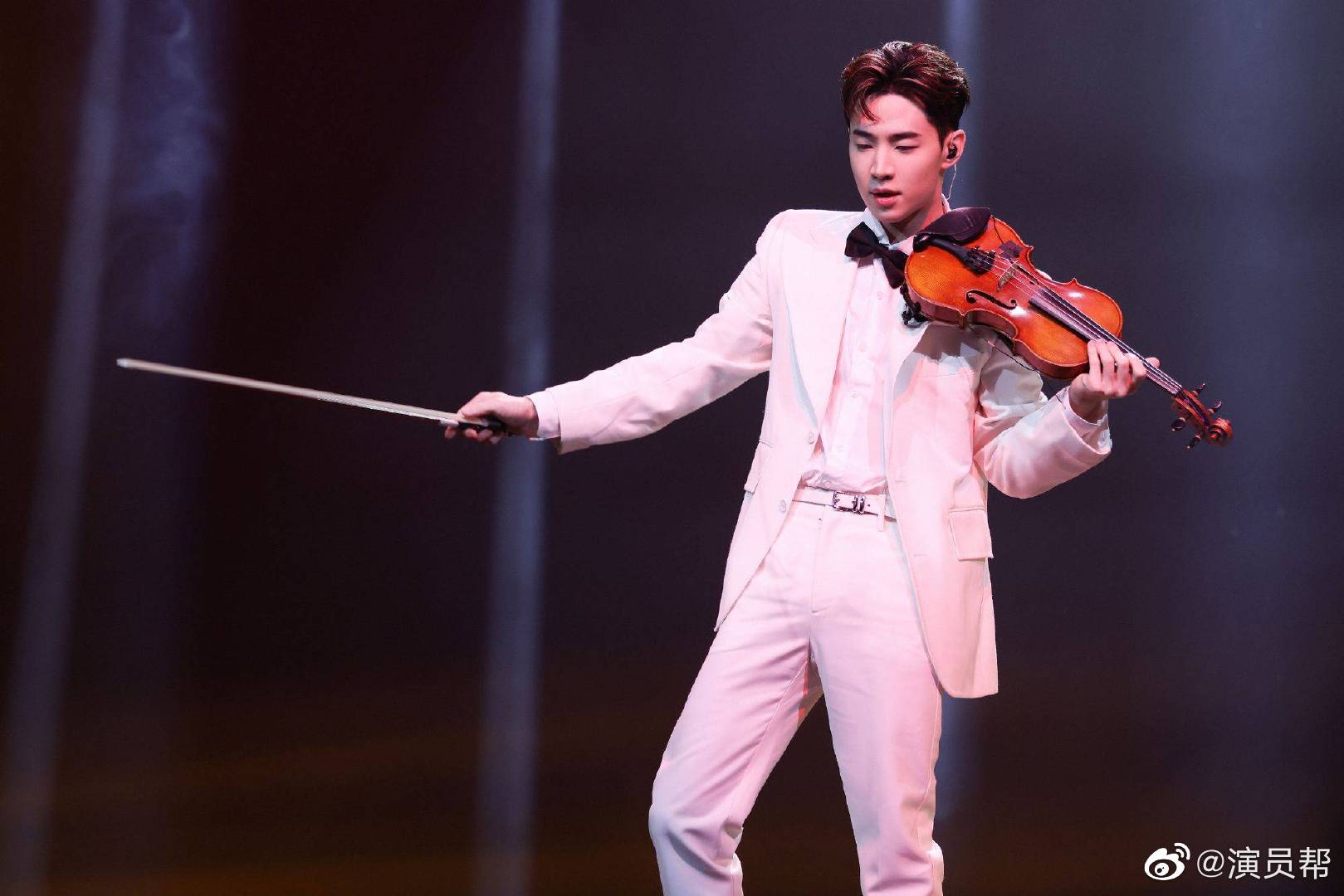 刘宪华的小提琴简直了.真的是很不错呀……__财经头条