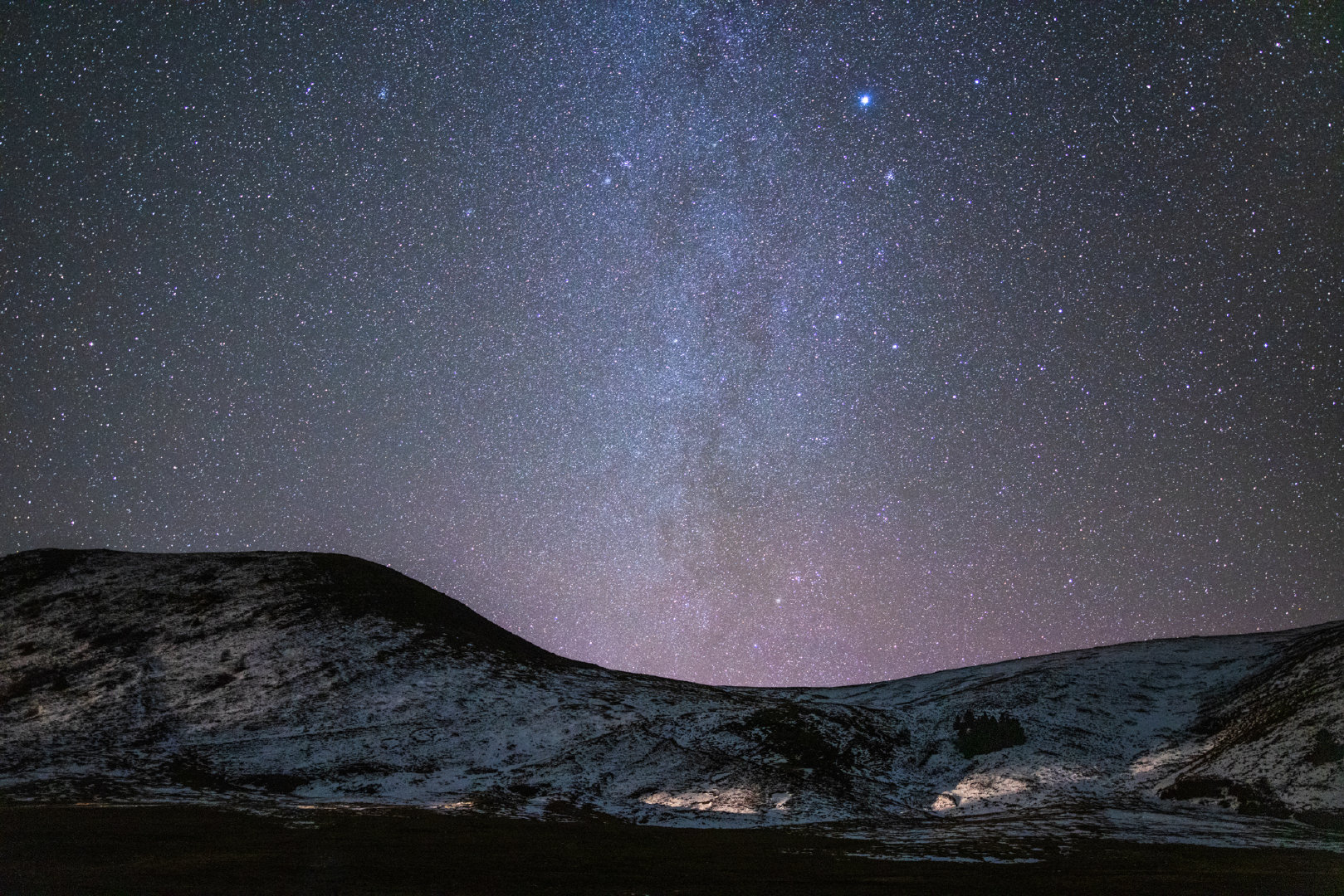 天狼星闪耀在四川康定的塔公草原天狼星是夜空中最亮的恒星,即使在