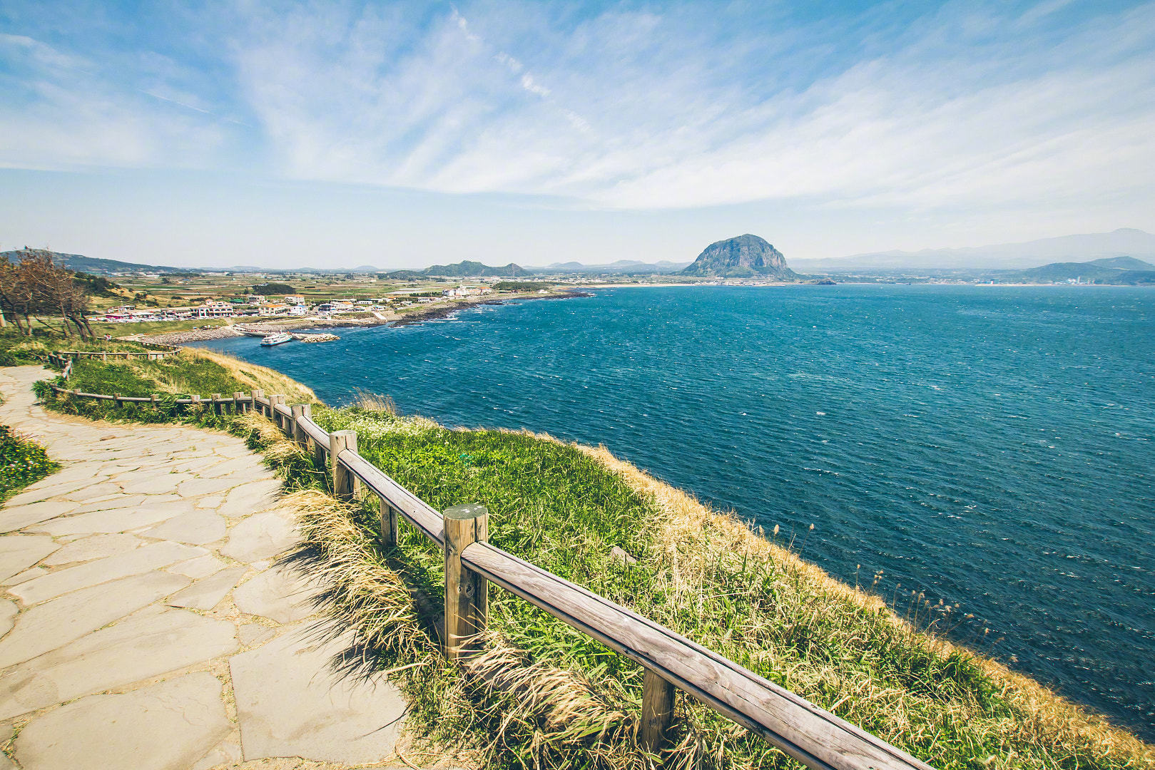 汉拿山北侧是济州市,南边是西归浦市,这两个地区都分布着济州岛不容