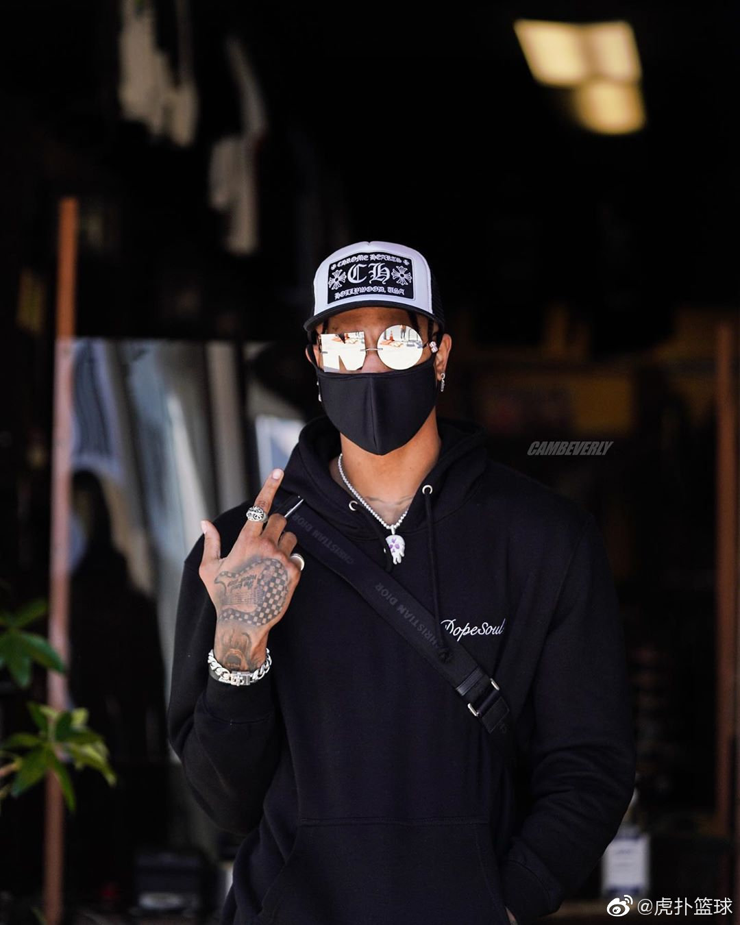 今日,太阳球员凯利-乌布雷更新了个人instagram,晒出自己的穿搭照