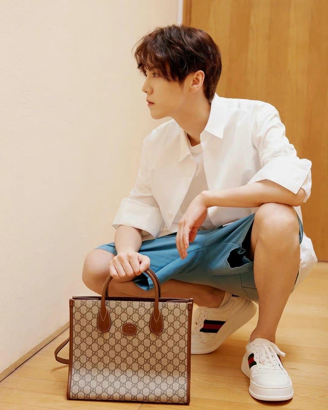 鹿晗gucci新图 白衬衫小鹿!又贵气又少年,太绝了_高清图集_新浪网